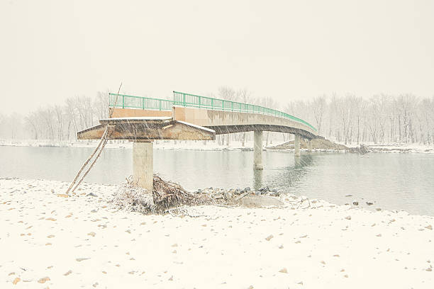 dañado puente en la nieve - calgary bridge flood alberta fotografías e imágenes de stock