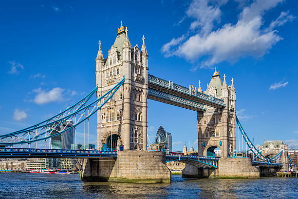 tower bridge in london, england, großbritannien - tower bridge stock-fotos und bilder