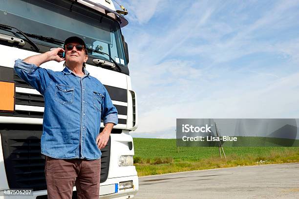 Photo libre de droit de Chauffeur Routier Appelant Le banque d'images et plus d'images libres de droit de Poids lourd - Poids lourd, Utiliser un téléphone, Activités de week-end