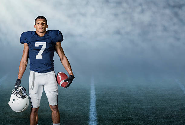 american football player stałego w stadium w nocy - football sports helmet american football football helmet zdjęcia i obrazy z banku zdjęć