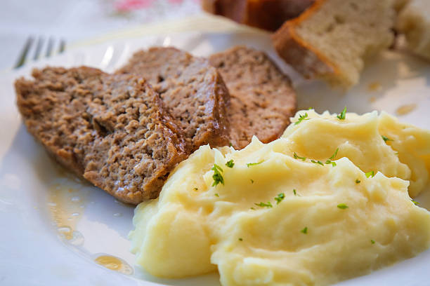 슬라이스를 미트로프, 매시트 포테이토 - gravy mashed potato prepared potato mashed 뉴스 사진 이미지