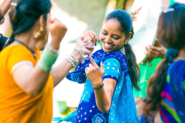 индийский друзей танец живота - indian culture dancing dancer women стоковые фото и изображения