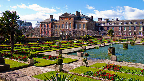 kensington palace ed ai giardini, londra, inghilterra, regno unito. - kensington gardens foto e immagini stock