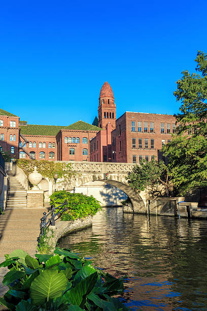 river walk de san antonio, au texas - san antonio riverwalk downtown district river photos et images de collection