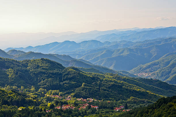 Tuscany View Wide view over the hills the Tuscan countryside. malerisch stock pictures, royalty-free photos & images