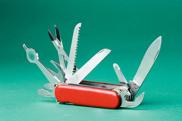 primer plano de una herramienta múltiple de cortaplumas - penknife fotografías e imágenes de stock