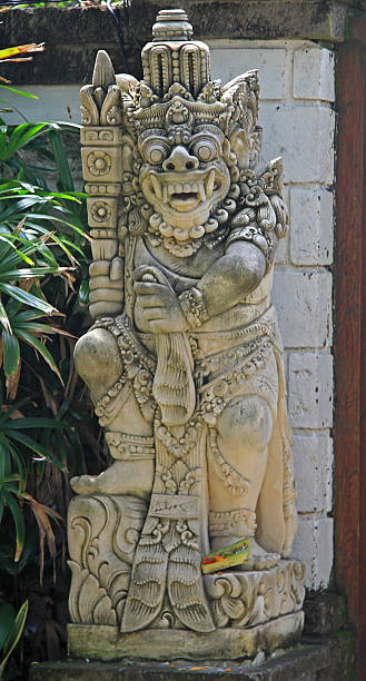 primo piano di una tradizionale balinese statua del dio - god bali security guard macro foto e immagini stock