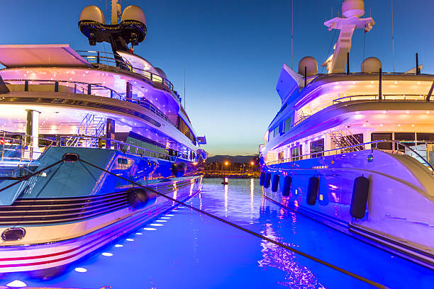 le port d'antibes, sur la côte d'azur - yacht photos et images de collection