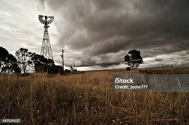 Oscuridad Y Vehemente En La Granja Foto de stock y más banco de imágenes de Acercarse - Acercarse, Aire libre, Ansiedad