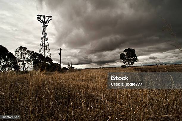Темный И Шторм На Ферме — стоковые фотографии и другие картинки Американский ветряк - Американский ветряк, Без людей, Буря