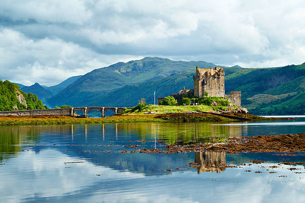 castelo eilean donan verão panorâmica - dornie - fotografias e filmes do acervo