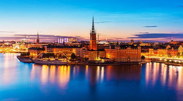 paysage de nuit de la ville de stockholm, suède - riddarholmen photos et images de collection