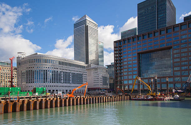 site de construction de grues de canary wharf, à londres - steel construction site construction glass photos et images de collection