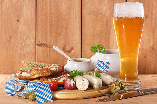 баварские телячья колбаса завтрак - munich beer garden veal sausage upper bavaria стоковые фото и изображения