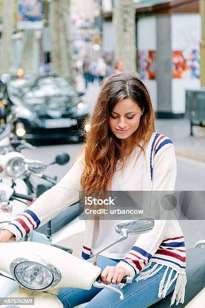 Красивая Женщина На Мопед Барселона — стоковые фотографии и другие картинки Женщины - Женщины, Мотоцикл, Улыбаться