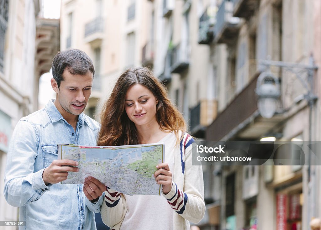 Mapa de lectura en Barcelona - Foto de stock de A la moda libre de derechos