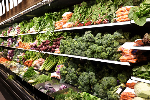 Orgánico de frutas y verduras en un supermercado photo