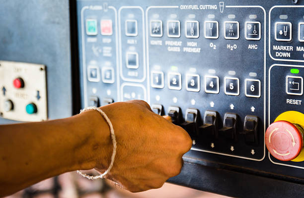 ouvrier de fabrication d'un panneau de contrôle - electricity industry factory control panel photos et images de collection