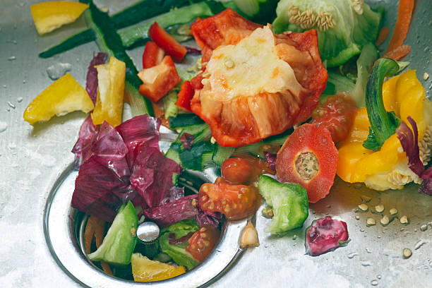 野菜の廃棄は、シンク - bell pepper green pepper fruit ストックフォトと画像