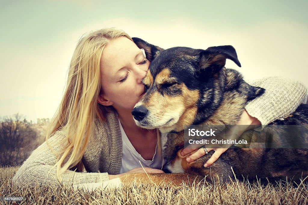 Junge Frau umarmen und küssen Deutscher Schäferhund - Lizenzfrei Hund Stock-Foto