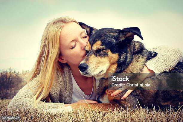 Młoda Kobieta Objąć I Całować Owczarek Niemiecki - zdjęcia stockowe i więcej obrazów Obejmować - Obejmować, Pies, Sierść zwierząt