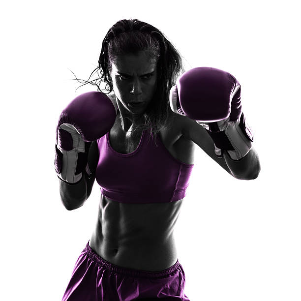 femme la boxe boxe silhouette isolé kick-boxing - muay thai kickboxing women martial arts photos et images de collection