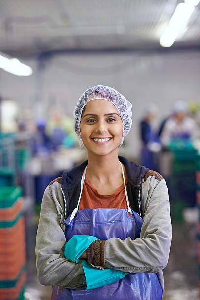 wir verarbeiten die lebensmittel, die sie schließlich erreichen werden - hair net stock-fotos und bilder