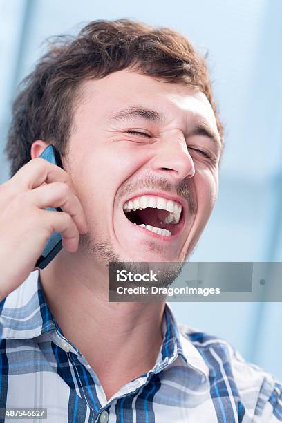 Lachen Stockfoto und mehr Bilder von Am Telefon - Am Telefon, Ausrüstung und Geräte, Braunes Haar