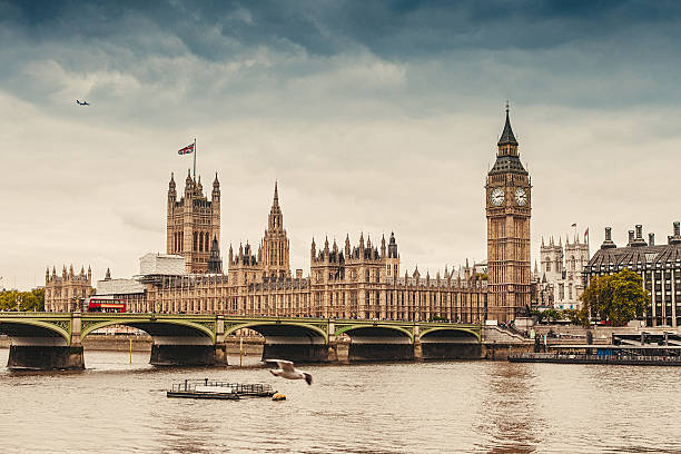 big ben e il parlamento a londra - houses of parliament london london england skyline thames river foto e immagini stock