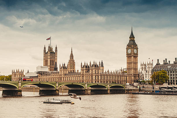 o big ben e o parlamento em londres - london england victorian style big ben dark - fotografias e filmes do acervo