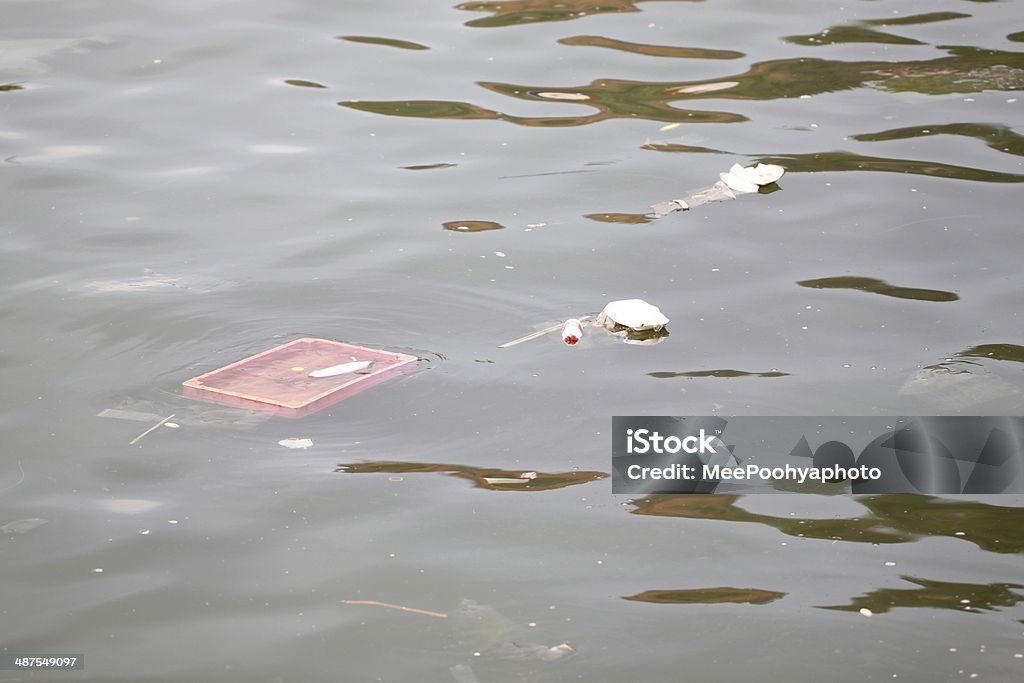 Basura flota en el mar. - Foto de stock de Aguas residuales libre de derechos