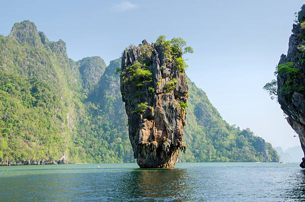 ilha de phuket, tailândia.  ilha de james bond - phuket province beach blue cliff imagens e fotografias de stock