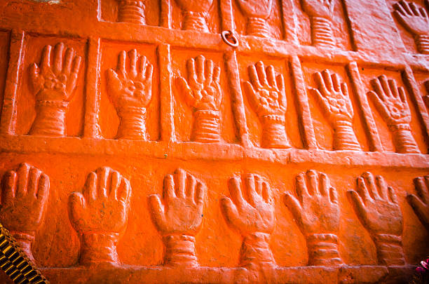 handprints de sati mehrangarh fort de jodhpur - mehrangarh photos et images de collection