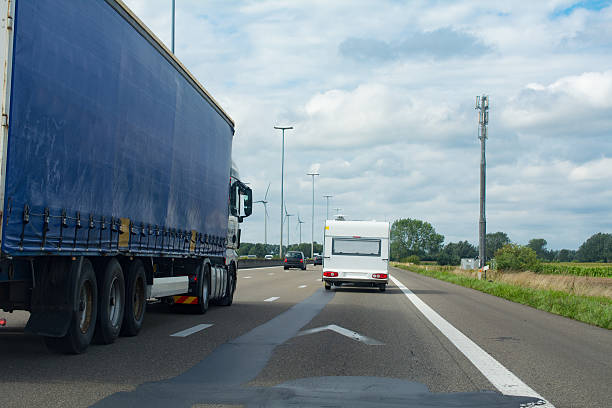 ultrapassados por uma grande azul camião com freeway - overtaken imagens e fotografias de stock