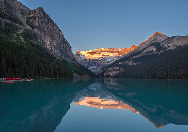 lago louise, ao nascer do sol - alpenglow sunrise sun scenics - fotografias e filmes do acervo