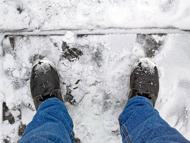 füße auf der treppe im schnee. - sidewalk walking human foot city stock-fotos und bilder