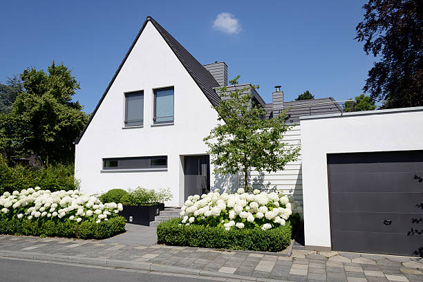 blanc une famille maison avec garage - house detached house garage outdoors photos et images de collection