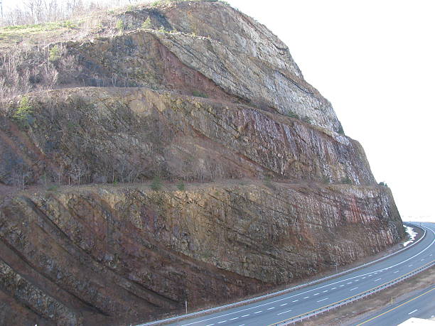 Sideling Hill A view of the roadside geology of Sideling Hill, Allegheny Mountains, Maryland. syncline stock pictures, royalty-free photos & images