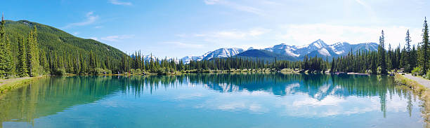 panorâmica de miosótis lago, alberta, canadá - kananaskis country imagens e fotografias de stock