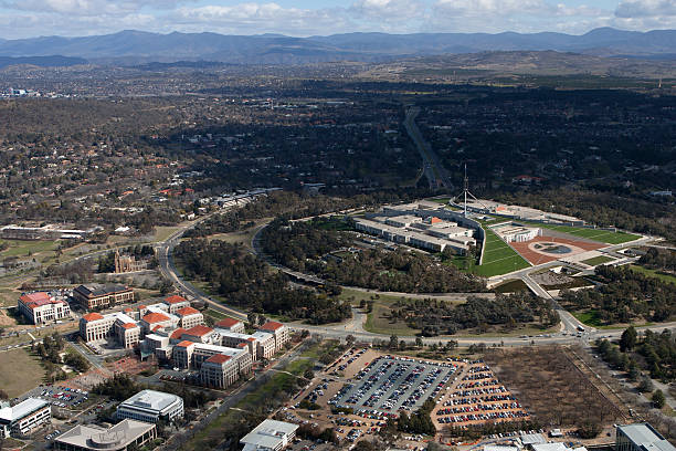 пасмурный день в канберре - city urban scene canberra parliament house australia стоковые фото и изображения