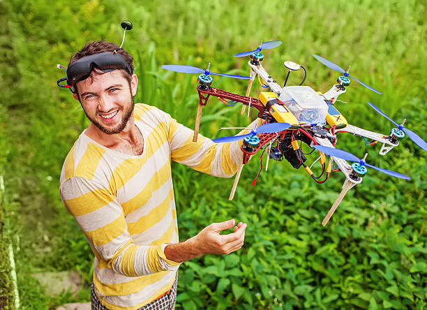 homme jouant avec son copter - gogles photos et images de collection