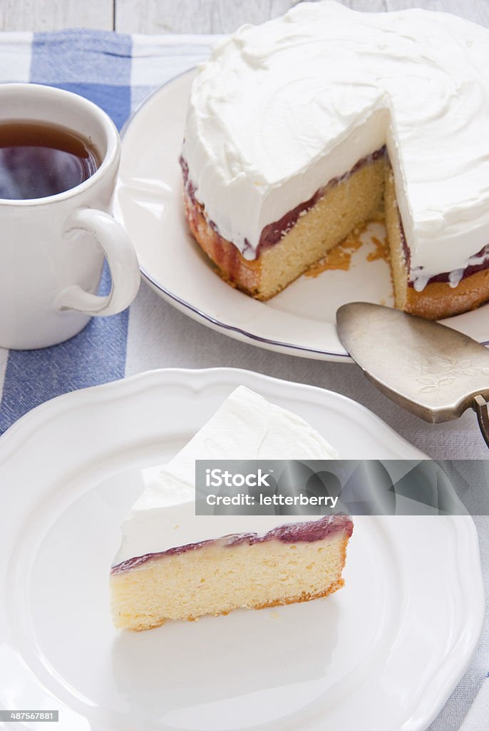 Stück köstlichen Erdbeeren Rührkuchen - Lizenzfrei Schwarzer Tee Stock-Foto