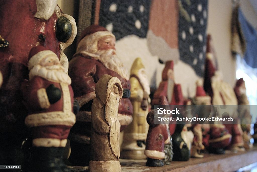 Santa Figurines sur Mantel - Photo de Antiquités libre de droits