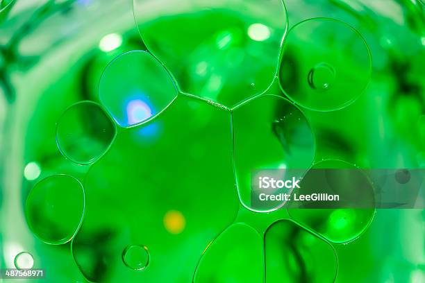 Burbujas De Color En La Superficie Del Agua Globules Foto de stock y más banco de imágenes de Abstracto