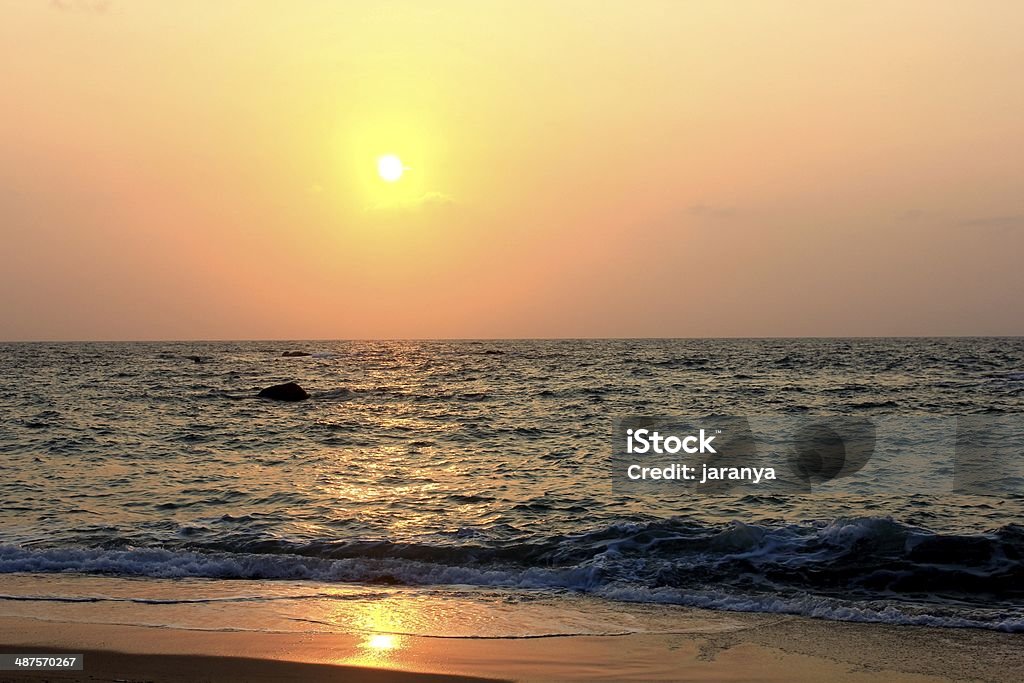 Wschód słońca na plaży z Fala - Zbiór zdjęć royalty-free (Bez ludzi)