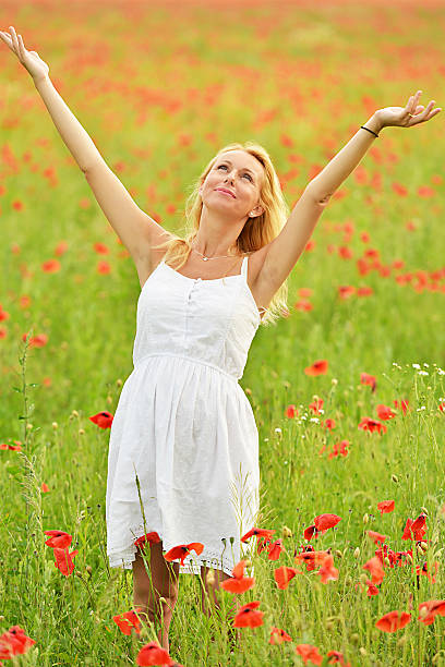 istock Beautiful pregnant woman outdoor 487570708