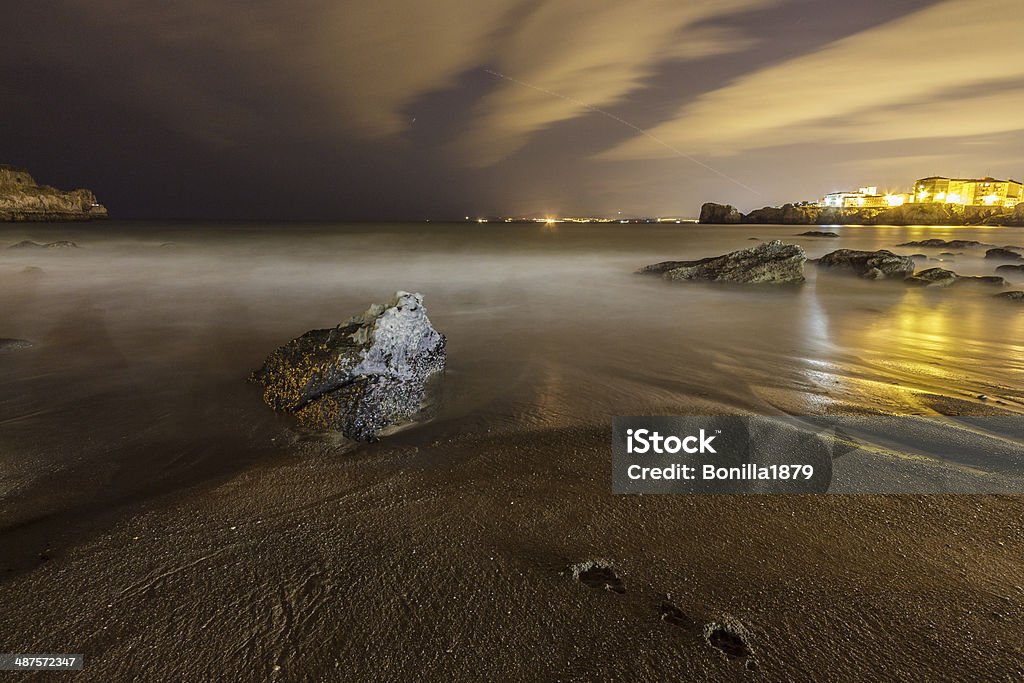 Fotografía nocturna de la playa de Castro Urdiales - Foto de stock de Afrodescendiente libre de derechos