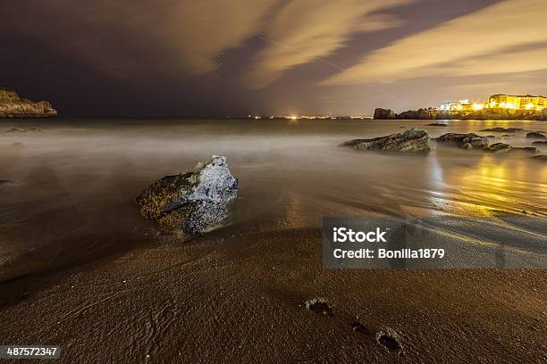 Noite Tiro Da Praia De Castro Urdiales - Fotografias de stock e mais imagens de Ajardinado - Ajardinado, Amanhecer, Ambiente dramático
