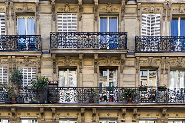 istock Detail of Traditional Facade in Paris 487574695