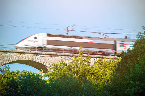 franco swiss tgv lyria train à grande vitesse sur pont de pierre - alstom photos et images de collection